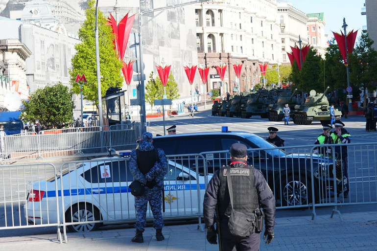 Lực lượng an ninh được tăng cường tại các khu vực chung quanh Quảng trường Đỏ nhằm bảo đảm an toàn tuyệt đối cho Lễ kỷ niệm 80 năm Ngày Chiến thắng trong Chiến tranh Vệ quốc vĩ đại. Lực lượng an ninh được tăng cường tại các khu vực chung quanh Quảng trường Đỏ nhằm bảo đảm an toàn tuyệt đối cho Lễ kỷ niệm 80 năm Ngày Chiến thắng trong Chiến tranh Vệ quốc vĩ đại.