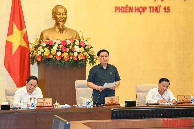 Chủ tịch Quốc hội Vương Đình Huệ phát biểu khai mạc phiên họp.