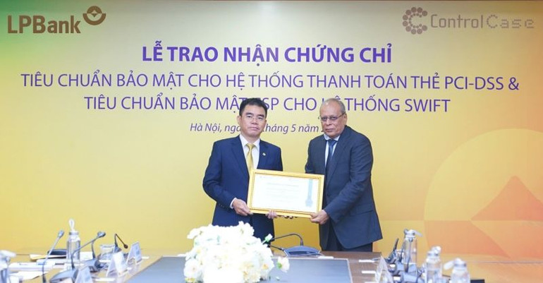 Ông Hồ Nam Tiến - Phó Chủ tịch Hội đồng quản trị, Quyền Tổng Giám đốc LPBank nhận chứng chỉ Tiêu chuẩn bảo mật CSP cho hệ thống SWIFT.