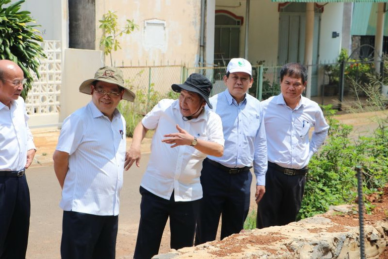 Các thành viên Đoàn giám sát kiểm tra hiện trạng dự án.