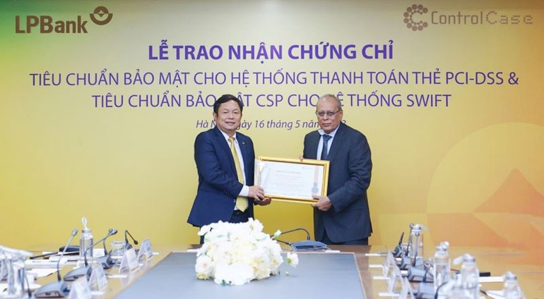 Ông Huỳnh Ngọc Huy - Thành viên Hội đồng quản trị LPBank nhận chứng chỉ tiêu chuẩn bảo mật quốc tế PCI-DSS phiên bản 3.2.1 cho hệ thống thanh toán thẻ.