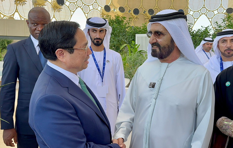 Thủ tướng Phạm Minh Chính gặp Thủ tướng UAE Mohammed bin Rashid Al Maktoum. Ảnh: TTXVN