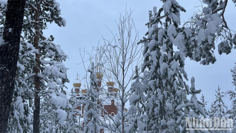 Khu nhà thờ ở thành phố Usinsk (Cộng hòa Komi) thuộc Nga chìm trong tuyết trắng.