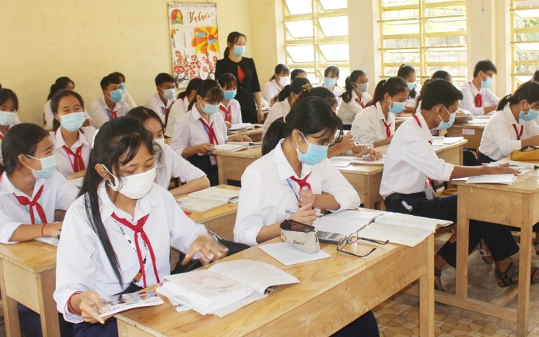 Học sinh tại tỉnh Trà Vinh áp dụng các biện pháp phòng, chống dịch Covid-19 sau khi trường học mở cửa trở lại. Ảnh: MINH KHỞI Học sinh tại tỉnh Trà Vinh áp dụng các biện pháp phòng, chống dịch Covid-19 sau khi trường học mở cửa trở lại. Ảnh: MINH KHỞI