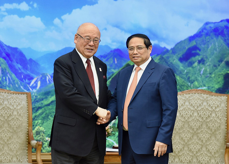 Thủ tướng Phạm Minh Chính tiếp ông Takebe Tsutomu. (Ảnh: TRẦN HẢI)