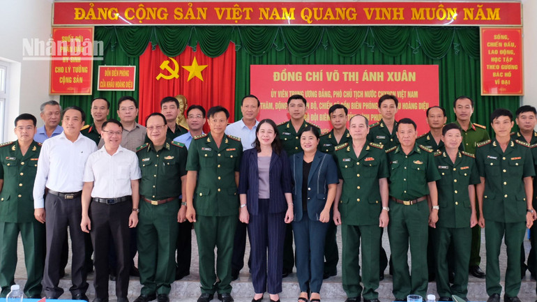 Phó Chủ tịch nước Võ Thị Ánh Xuân chụp hình lưu niệm tại Đồn Biên phòng cửa khẩu Hoàng Diệu.