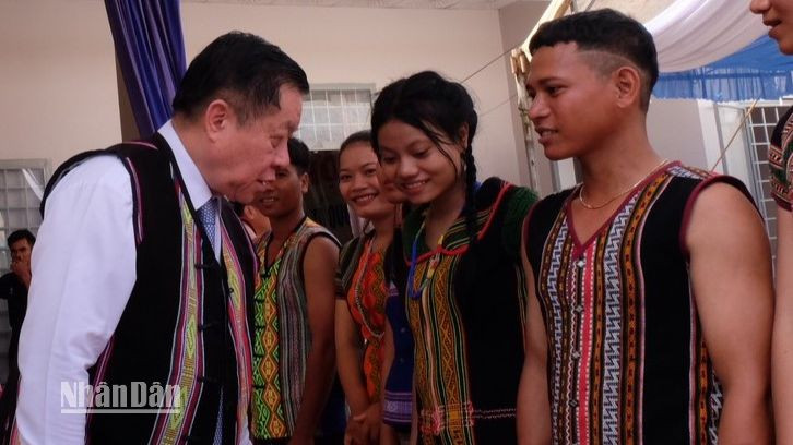 Đồng chí Nguyễn Trọng Nghĩa trò chuyện với thanh niên dân tộc thiểu số sống trên địa bàn huyện Bù Đăng, tỉnh Bình Phước.