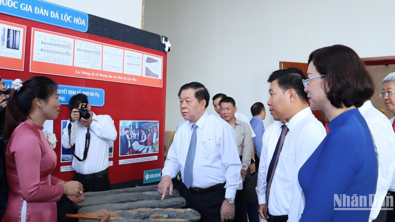 Đồng chí Nguyễn Trọng Nghĩa tham quan bộ đàn đá trưng bày bên lề hội nghị.