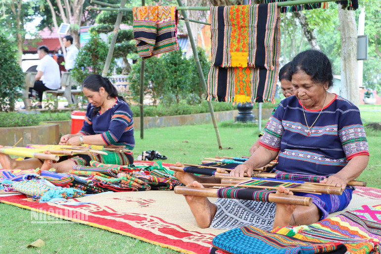 Từ nguồn vốn chương trình giảm 1.000 hộ nghèo, nhiều hộ đồng bào dân tộc thiểu số được tạo sinh kế từ nghề truyền thống. Từ nguồn vốn chương trình giảm 1.000 hộ nghèo, nhiều hộ đồng bào dân tộc thiểu số được tạo sinh kế từ nghề truyền thống.