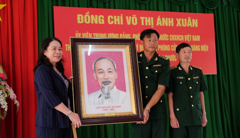 Phó Chủ tịch nước Võ Thị Ánh Xuân tặng ảnh Bác Hồ cho Đồn Biên phòng cửa khẩu Hoàng Diệu