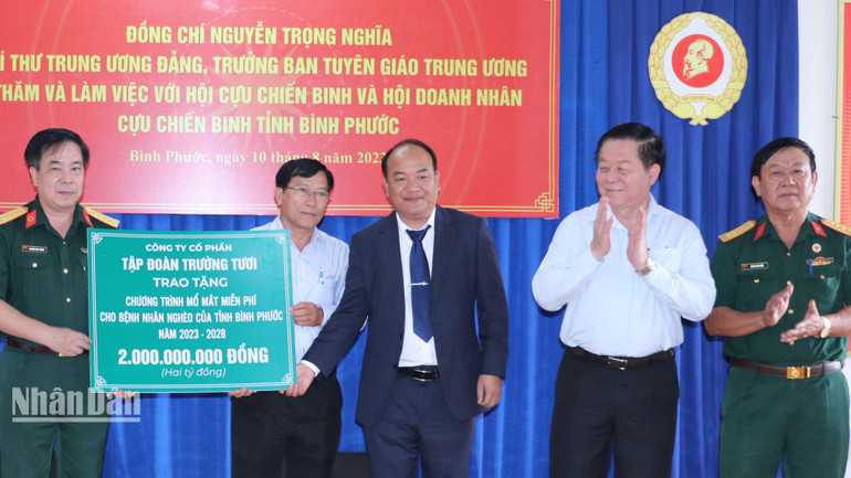 Đồng chí Nguyễn Trọng Nghĩa chứng kiến lễ trao tặng hai tỷ đồng cho chương trình mổ mắt cho bệnh nhân nghèo trên địa bàn tỉnh Bình Phước Đồng chí Nguyễn Trọng Nghĩa chứng kiến lễ trao tặng hai tỷ đồng cho chương trình mổ mắt cho bệnh nhân nghèo trên địa bàn tỉnh Bình Phước