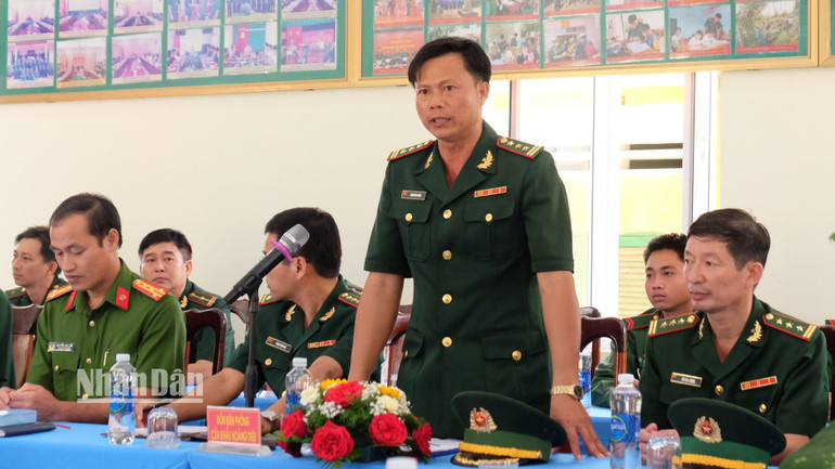 Thượng tá Phạm Văn Chỉnh, Đồn trưởng Đồn Biên phòng cửa khẩu Hoàng Diệu báo cáo tình hình với đoàn.
