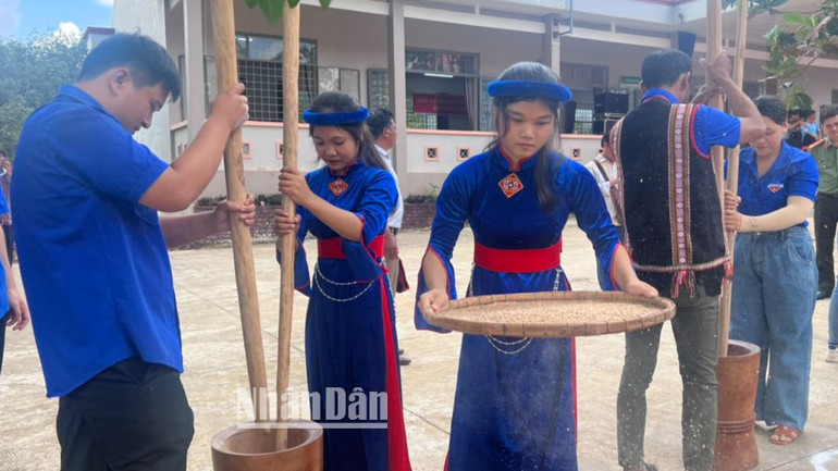 Thanh niên dân tộc thiểu số trên địa bàn huyện Bù Đăng tham gia phần thi giã gạo tại Ngày hội Toàn dân bảo vệ an ninh Tổ quốc.