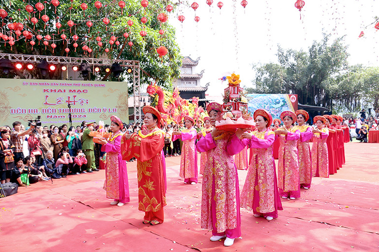 Lễ tế tại đền Hạ.