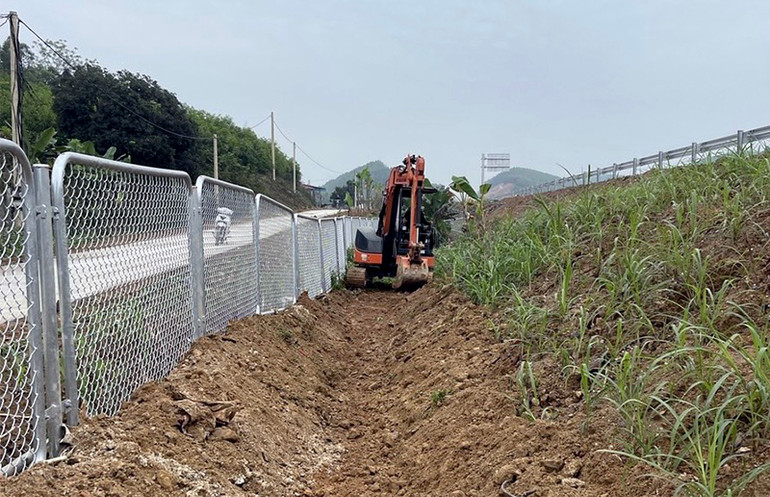 Đơn vị thi công khẩn trương làm lại rãnh thoát nước hỗ trợ gia đình ông Phạm Văn Sỹ.