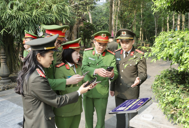 Đoàn viên thanh niên công an tỉnh Tuyên Quang Quét mã QR code tìm hiểu về các điểm di tích.