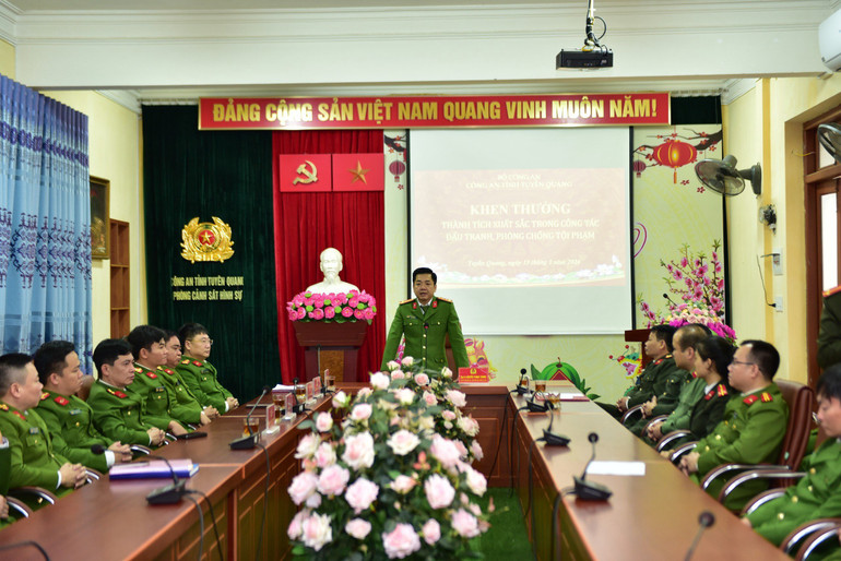 Đại tá Nguyễn Thành Chung, Phó Giám đốc Công an tỉnh Tuyên Quang, phát biểu tại buổi trao thưởng.