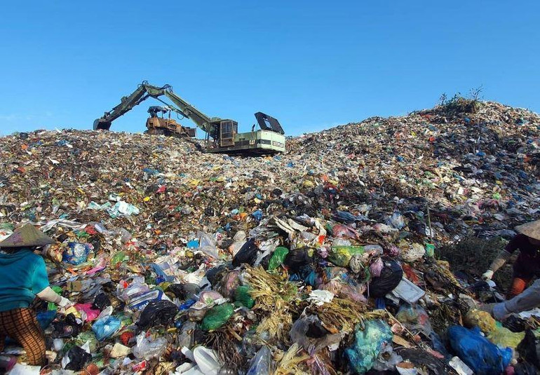 Bãi rác cao như núi tại thị trấn Châu Hưng, huyện Vĩnh Lợi, tỉnh Bạc Liêu gây ô nhiễm môi trường, người dân bức xúc vì 20 năm không có nhà máy xử lý rác.