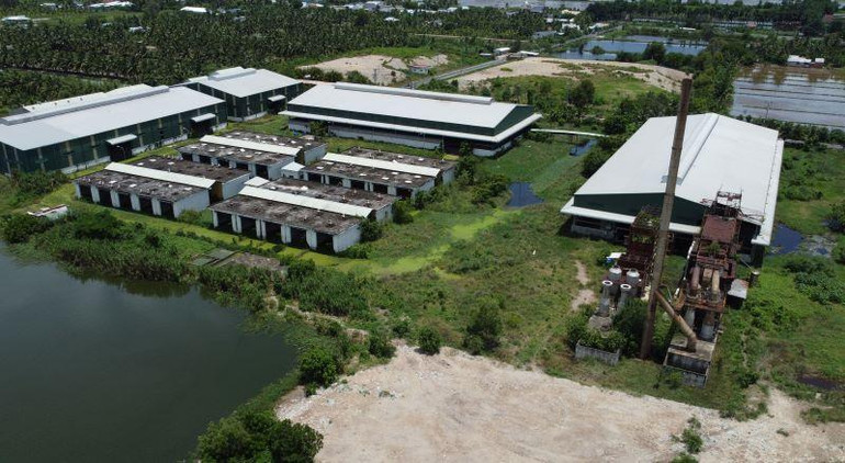 Nhà máy xử lý Phương Thảo tại bãi rác Hòa Phú, huyện Long Hồ, tỉnh Vĩnh Long giờ thành khối sắt khổng lồ phơi mưa nắng nhiều năm qua.