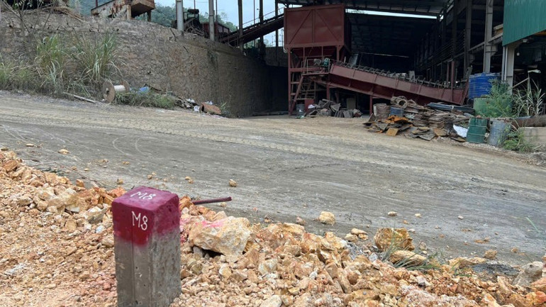 Từ mốc ranh giới (cột bê-tông sơn đỏ) của mỏ chì, kẽm Ba Bồ đến xưởng tuyển của Công ty trách nhiệm hữu hạn thương mại dịch vụ Hoàng Nam chỉ khoảng hơn 10m. (Ảnh: TUẤN SƠN) Từ mốc ranh giới (cột bê-tông sơn đỏ) của mỏ chì, kẽm Ba Bồ đến xưởng tuyển của Công ty trách nhiệm hữu hạn thương mại dịch vụ Hoàng Nam chỉ khoảng hơn 10m. (Ảnh: TUẤN SƠN)