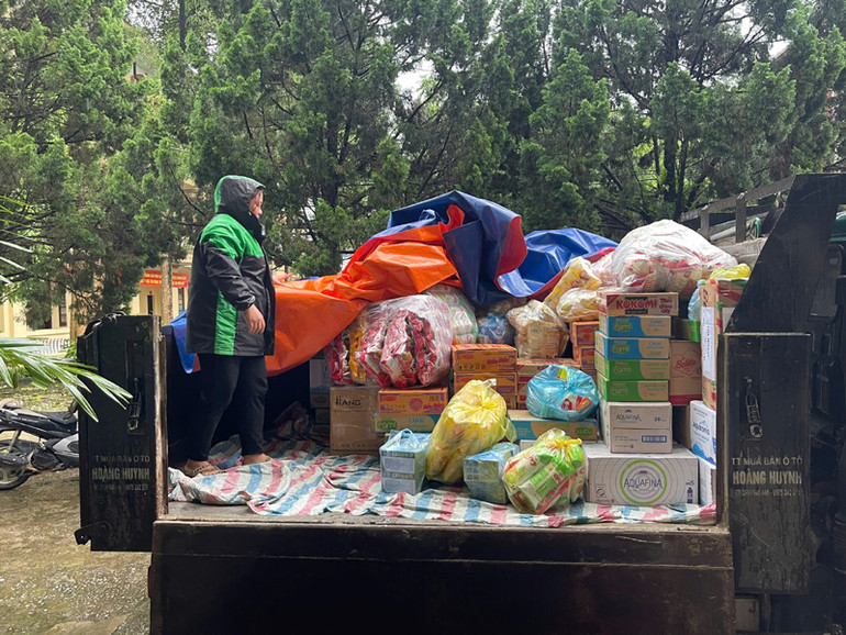 Hàng hóa được tập kết ở nhiều nơi trước khi vận chuyển tới Nam Cường. (Trong ảnh: Người dân tập kết nhu yếu phẩm tại thị trấn Bằng Lũng)