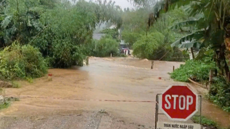 Nước lũ dâng cao gây ngập cầu tràn trên đường tỉnh 257B. (Ảnh: CÔNG LUẬN).