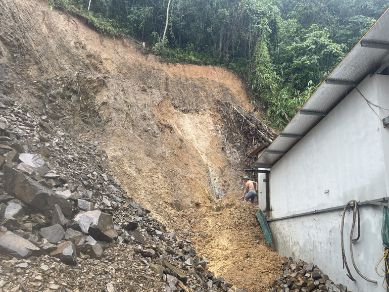 Sạt lở ta-luy dương đe dọa nhà một hộ dân tại phường Đức Xuân, thành phố Bắc Kạn. (Ảnh: MAI NHUẬN)