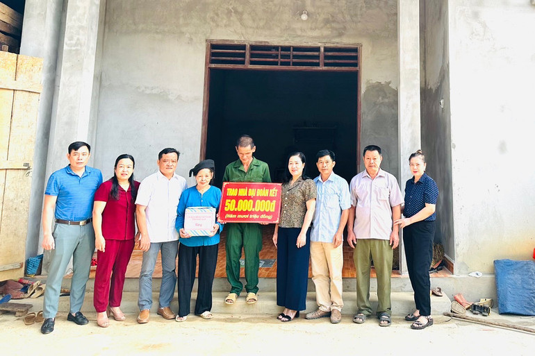Lãnh đạo tỉnh Bắc Kạn trao hỗ trợ làm nhà Đại đoàn kết. (Ảnh: TUẤN SƠN) Lãnh đạo tỉnh Bắc Kạn trao hỗ trợ làm nhà Đại đoàn kết. (Ảnh: TUẤN SƠN)