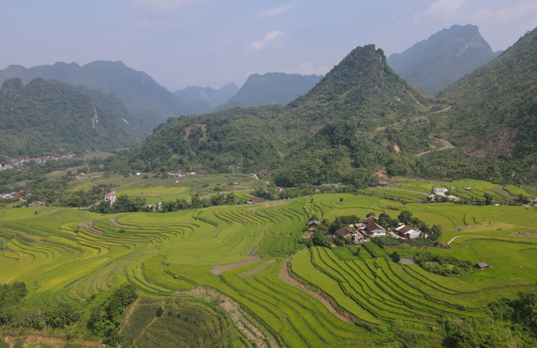 Vùng lân cận hồ Ba Bể cũng có nhiều cảnh sắc đẹp. (Ảnh: HOÀNG HẢI)