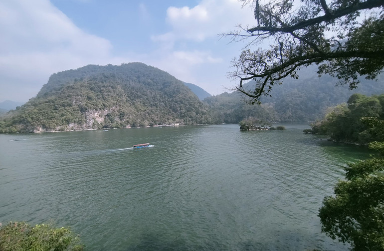 Thắng cảnh hồ Ba Bể là trung tâm kết nối các chuỗi sự kiện du lịch trong năm 2024 của Bắc Kạn. (Một góc thắng cảnh hồ Ba Bể). Ảnh: TUẤN SƠN.