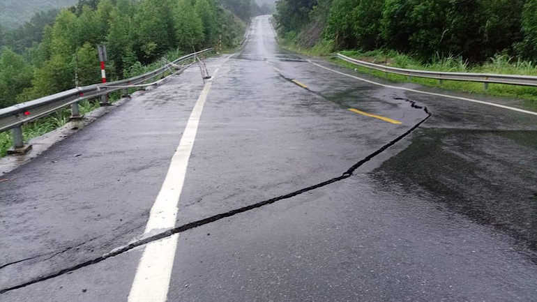 Đường BOT huyết mạch nối Thái Nguyên với Bắc Kạn bị nứt một vệt dài đoạn qua xã Quảng Chu, huyện Chợ Mới, tỉnh Bắc Kạn. (Ảnh: TRẦN LỘC)