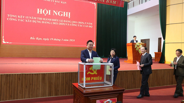 Các đại biểu bỏ phiếu bổ sung quy hoạch cán bộ giai đoạn tới. (Ảnh: TUẤN SƠN) Các đại biểu bỏ phiếu bổ sung quy hoạch cán bộ giai đoạn tới. (Ảnh: TUẤN SƠN)