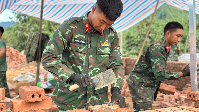 Bộ đội giúp dân xây nhà mới tại xã Xuân Lạc, huyện Chợ Đồn. (Ảnh: BÍCH HUYỀN) Bộ đội giúp dân xây nhà mới tại xã Xuân Lạc, huyện Chợ Đồn. (Ảnh: BÍCH HUYỀN)