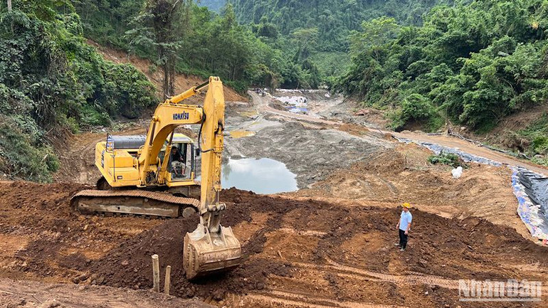 Vị trí bị vỡ tại thân đập đã được khắc phục, gia cố ngăn không cho chảy thêm bùn thải ra môi trường. (Ảnh: TUẤN SƠN)