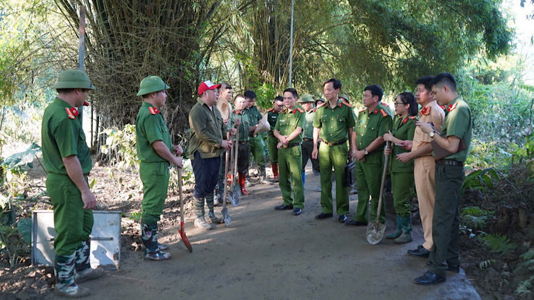 Lãnh đạo Công an tỉnh trực tiếp kiểm tra, chỉ đạo công tác khắc phục hậu quả mưa bão. (Trong ảnh: Lãnh đạo Công an tỉnh chỉ đạo triển khai lực lượng tại huyện Chợ Mới). (Ảnh: Thùy Dương).