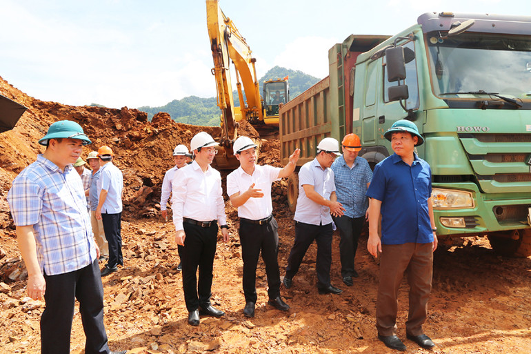 Lãnh đạo tỉnh Bắc Kạn kiểm tra tiến độ các dự án khai thác, chế biến khoáng sản tại huyện Chợ Đồn. (Ảnh: QUÝ ĐÔN)
