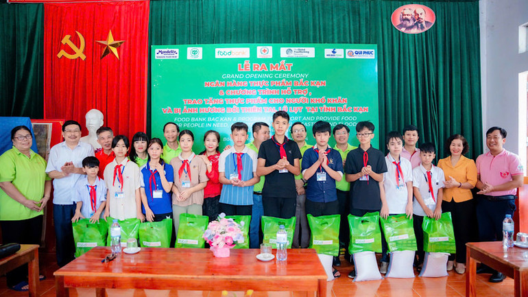 Ngân hàng thực phẩm và Hội Chữ thập đỏ tỉnh Bắc Kạn tặng quà cho các em học sinh gặp khó khăn. (Ảnh: QUANG QUÝ)