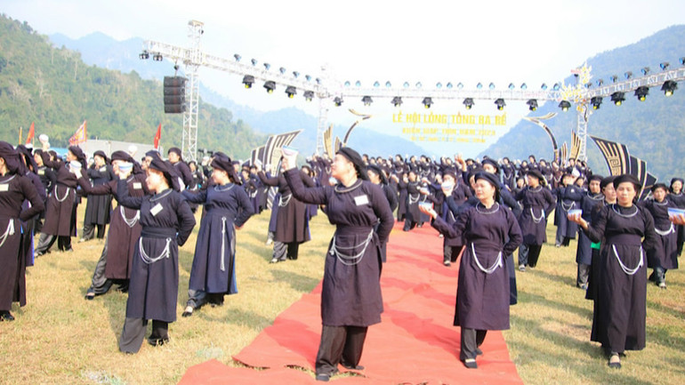 Màn múa bát của 250 diễn viên quần chúng. Ảnh: HỒNG TUYẾN Màn múa bát của 250 diễn viên quần chúng. Ảnh: HỒNG TUYẾN