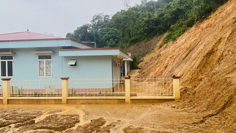 Sạt lở đe dọa an toàn nhà Trạm Y tế xã Quang Phong, huyện Na Rì. (Ảnh: VĂN THIỀU)