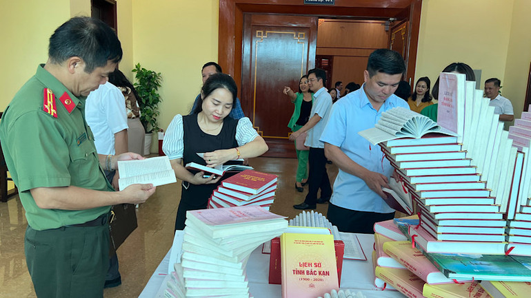 Các đại biểu tham quan gian trưng bày các tư liệu lịch sử về tỉnh Bắc Kạn. (Ảnh: TUẤN SƠN)