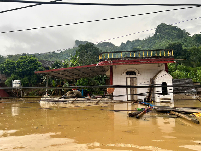 Một ngôi nhà nước ngập tới tầng 2.