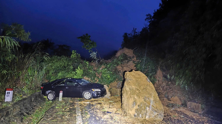 Một vị trí sạt lở trong đêm 8/9 tại đèo Áng Toòng trên quốc lộ 3B từ thành phố Bắc Kạn đi huyện Na Rì. (Ảnh: CTV)