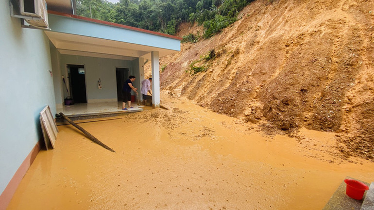 Sạt lở đẩy bùn, đất vào nhà Trạm Y tế xã Quang Phong, huyện Na Rì. (Ảnh: VĂN THIỀU)