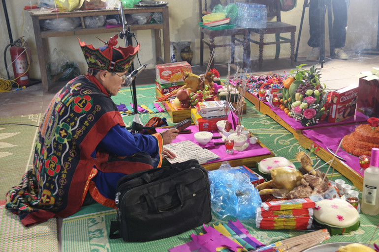 Cúng lễ tại Đền Slấn Slảnh trong lễ hội Lồng tồng Phủ Thông. (Ảnh: LÊ TRANG)