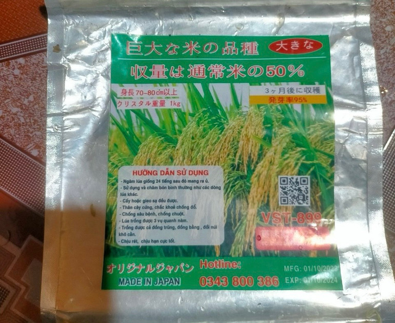 Bao bì đựng giống lúa lạ được người dân đặt mua. (Ảnh: NGỌC TÚ)