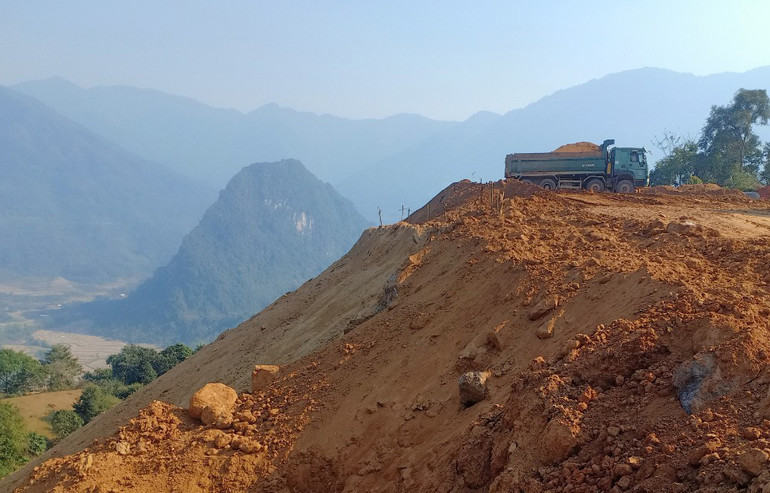 Đổ đất, đá thải sau thi công tại dự án đường thành phố Bắc Kạn đi hồ Ba Bể. (Ảnh: NT)