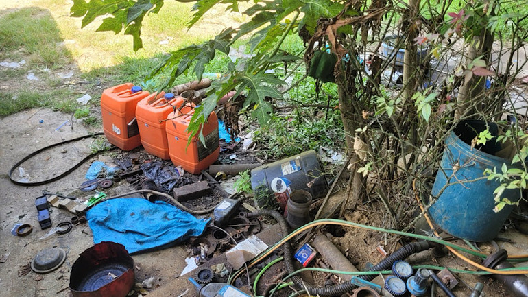 Chất thải nguy hại để bừa bãi tại mỏ Nà Khon-Nà Diệc. Ảnh: NGUYỄN HOÀNG