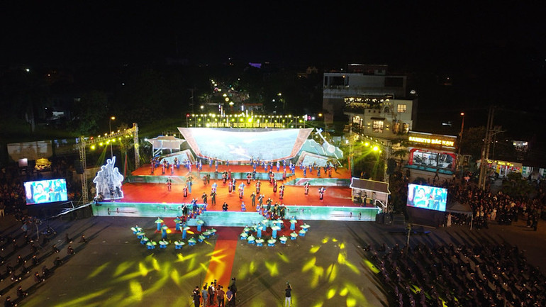 Màn trình diễn nghệ thuật tại lễ khai mạc. Ảnh: TUẤN SƠN