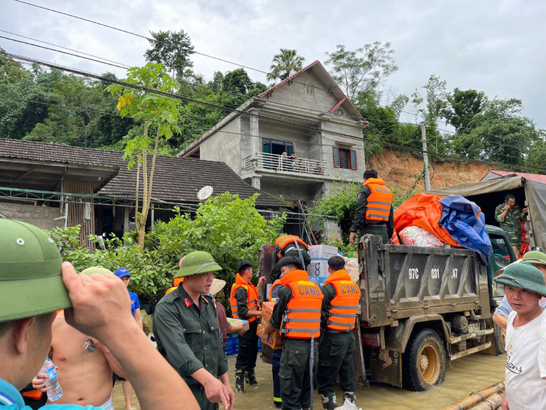 Chớm khu vực ngập lụt, hàng hóa phải bốc xuống để vận chuyển bằng thuyền.