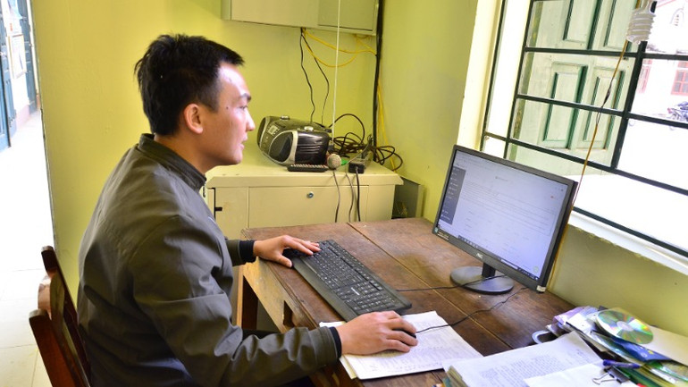 Cán bộ xã Vi Hương (Bạch Thông) vận hành Đài truyền thanh xã. (Ảnh: THU TRANG). Cán bộ xã Vi Hương (Bạch Thông) vận hành Đài truyền thanh xã. (Ảnh: THU TRANG).